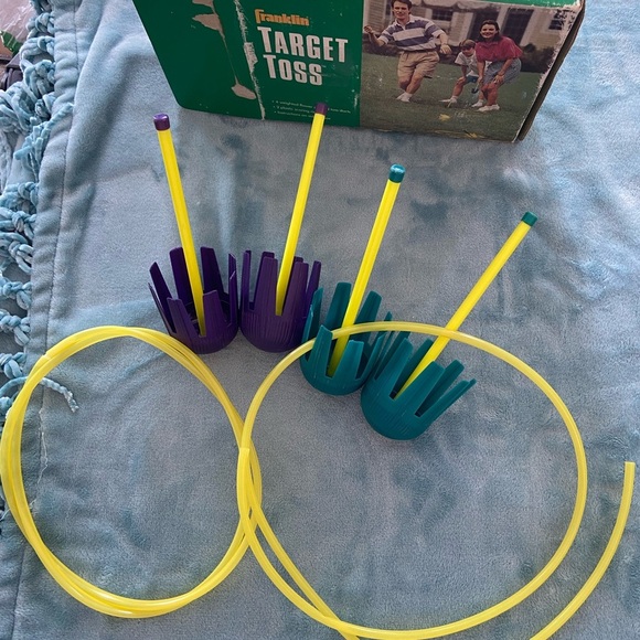 Vintage Franklin Target Toss 4 Weighted Flower Shaped Darts & 2 Rings - Picture 6 of 7